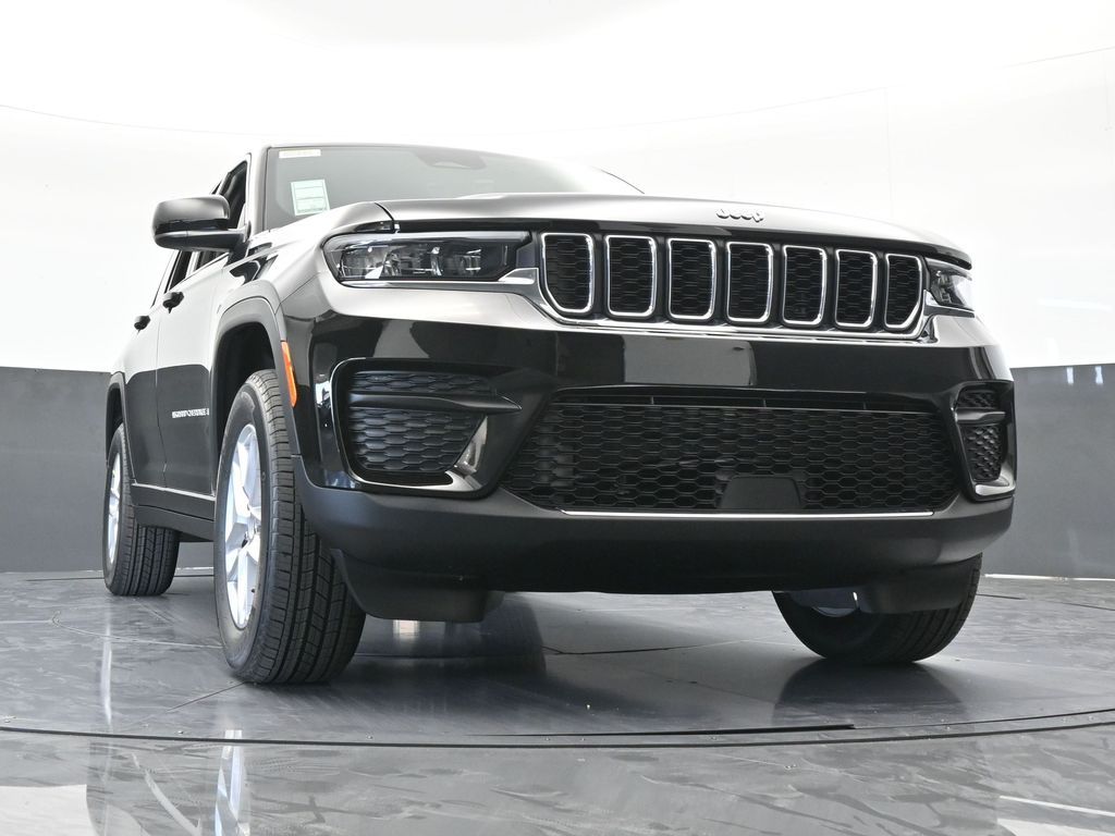 New 2026 Diamond Black Crystal Pearlcoat Jeep Laredo image 57