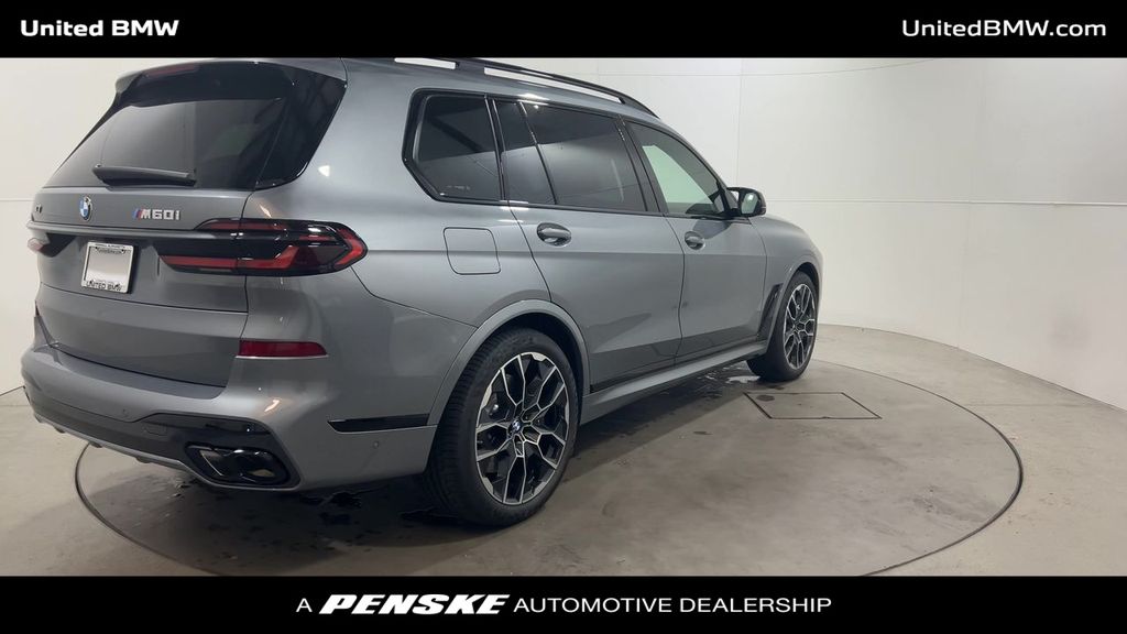 2025 BMW X7 M60i 8