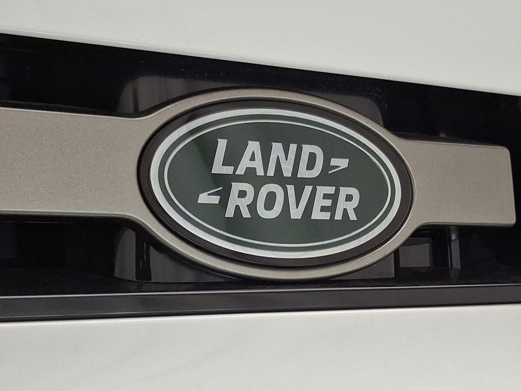 2025 Land Rover Defender 110 18