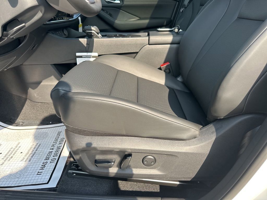 2025 Everest White Pearl Nissan Rogue SV FWD SUV