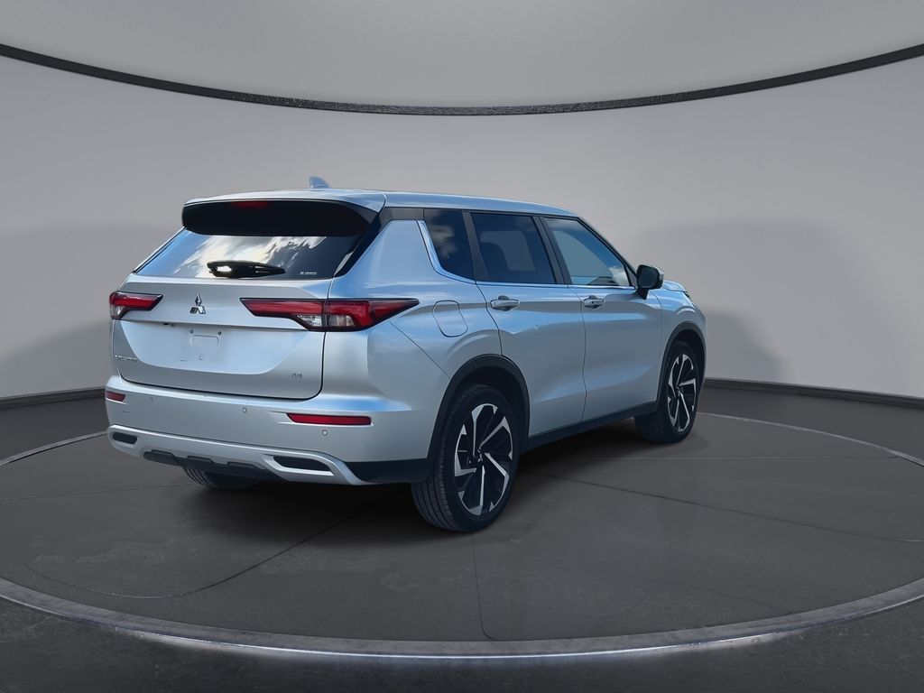 Thumbnail: 2024 Mitsubishi Outlander - 8
