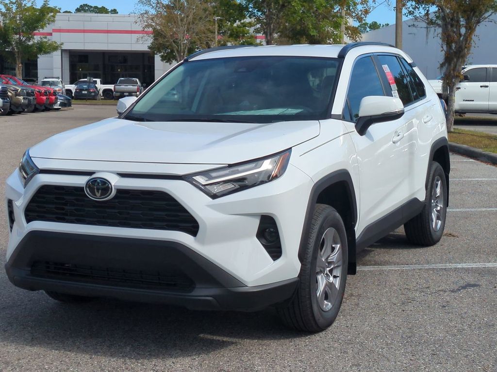 2025 Toyota RAV4 XLE's photo