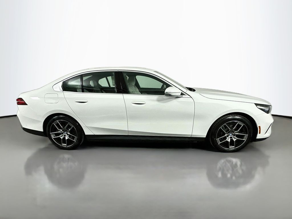 Thumbnail: 2026 BMW i5 - 4