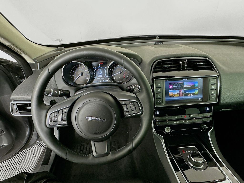 2017 Jaguar XE Prestige 11