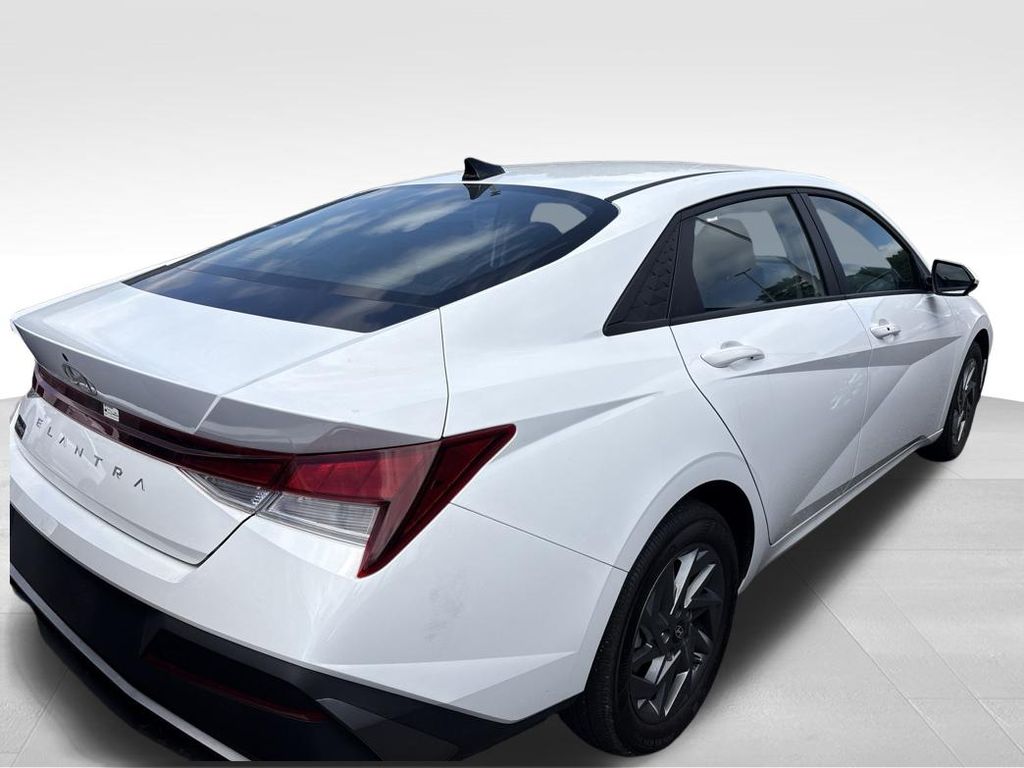 Used 2024 White Hyundai SEL image 10