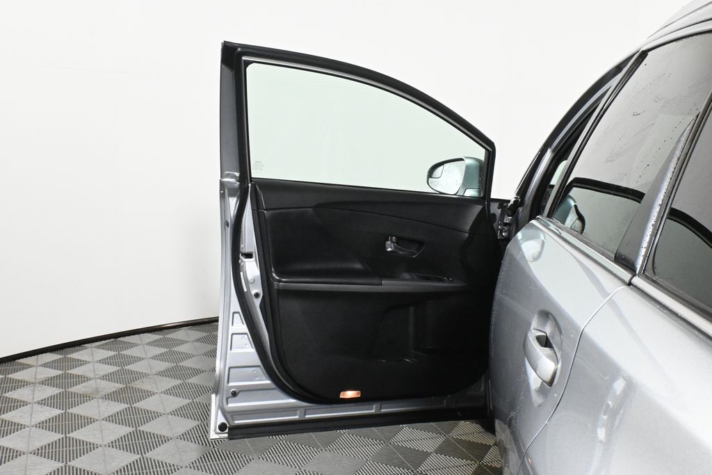 2015 Toyota Venza LE 29