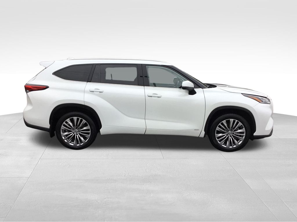 Thumbnail: 2022 Toyota Highlander - 6