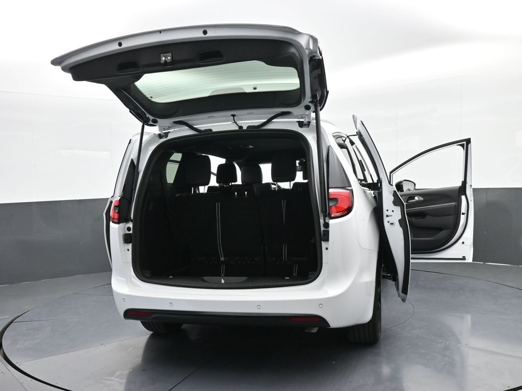 New 2026 Bright White Clearcoat Chrysler Select image 73