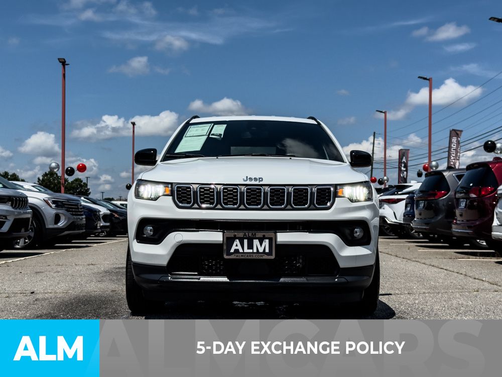 Used 2024 White Jeep Latitude image 3