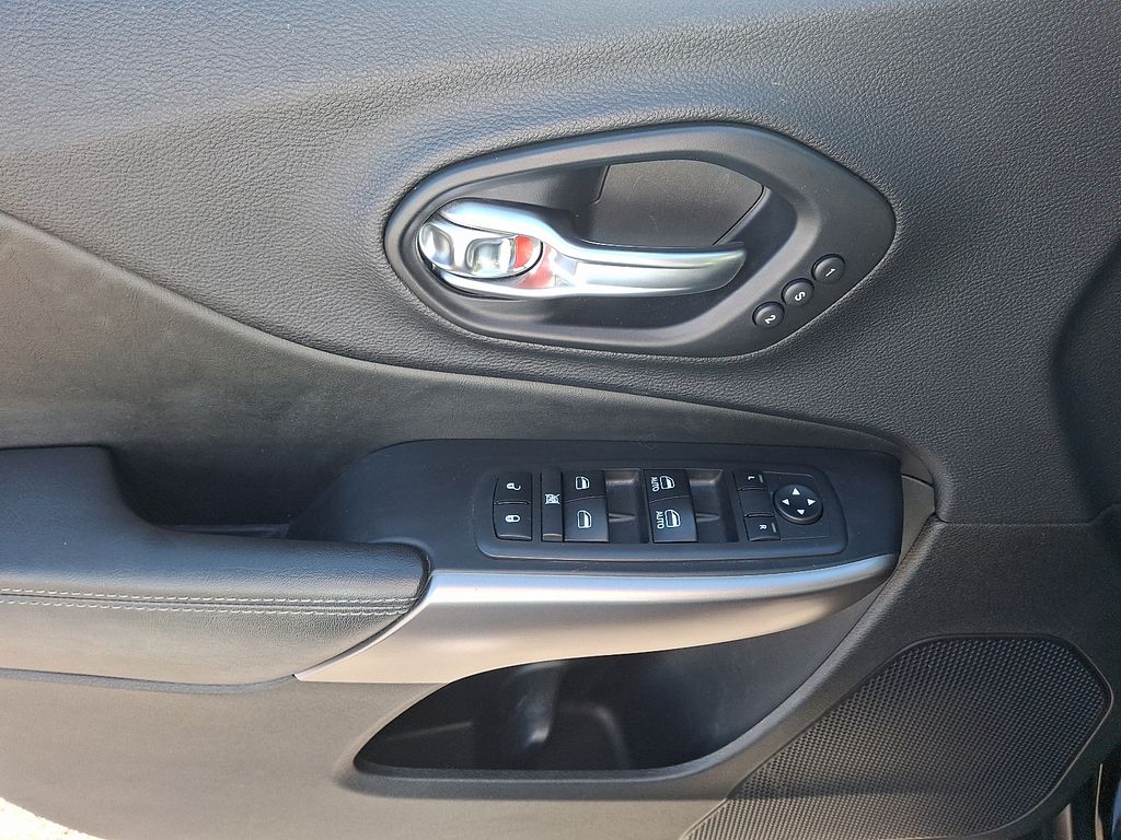 Thumbnail: 2019 Jeep Cherokee - 12