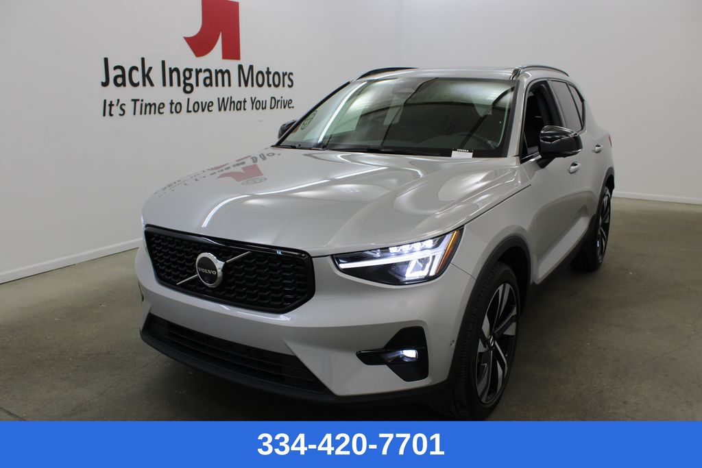 2025 Volvo XC40 B5 Plus Dark Theme AWD