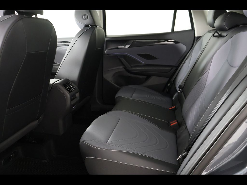 2025 Volkswagen Tiguan SE - Photo 9