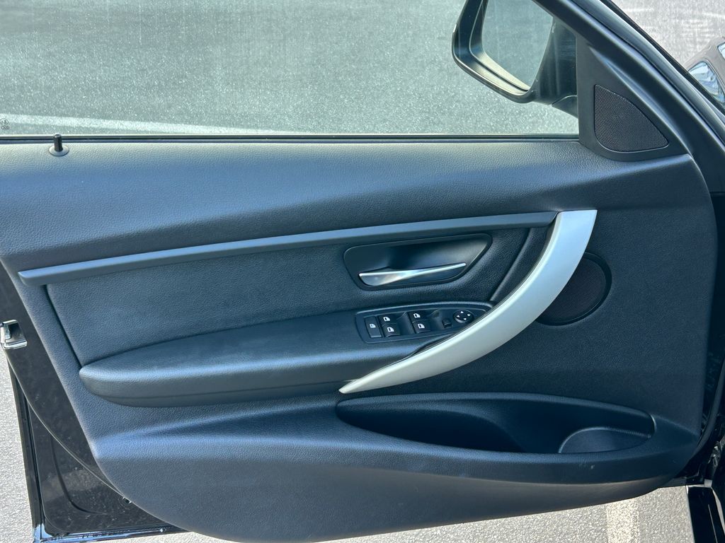 2013 BMW 3 Series 320i 11