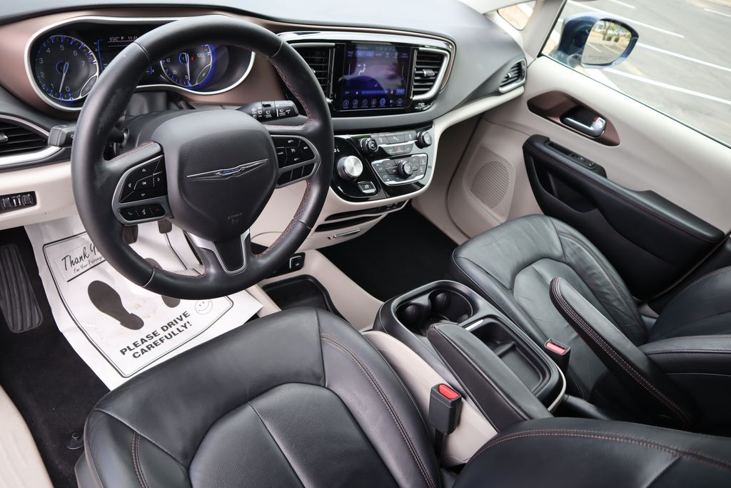 Thumbnail: 2017 Chrysler Pacifica - 9