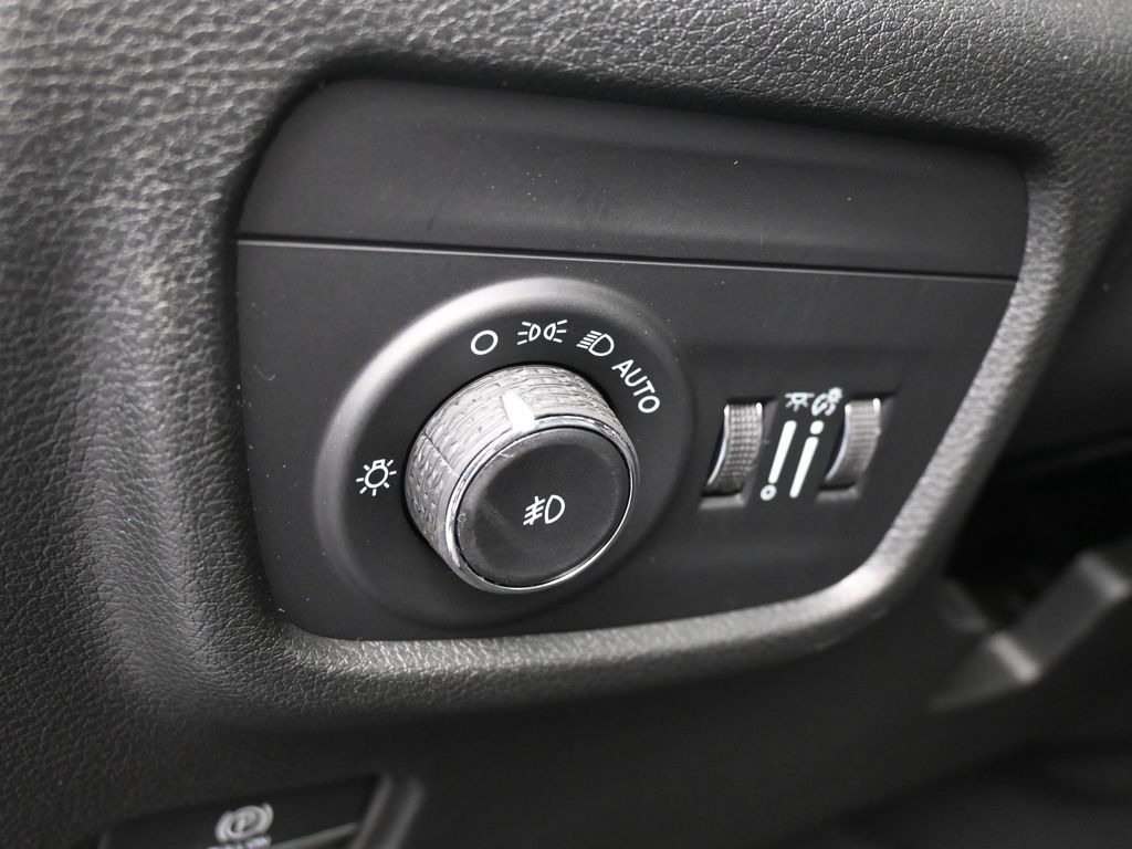 New 2026 Diamond Black Crystal Pearlcoat Jeep Limited image 15