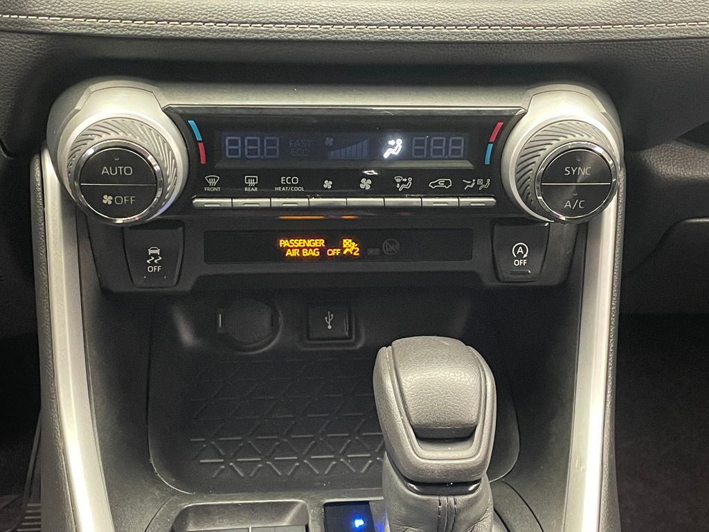 2022 Toyota RAV4 XLE 26