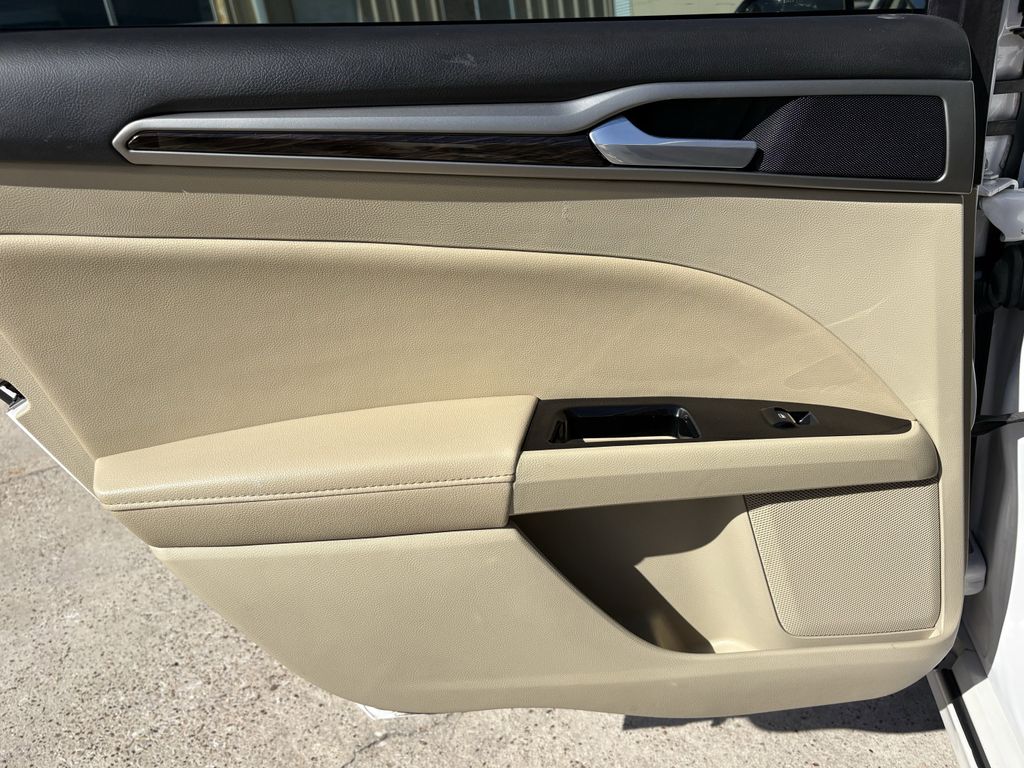 Used 2015 White Platinum Clearcoat Metallic Ford SE image 23