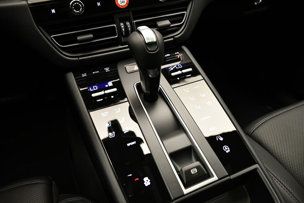 Thumbnail: 2026 Porsche Macan - 32