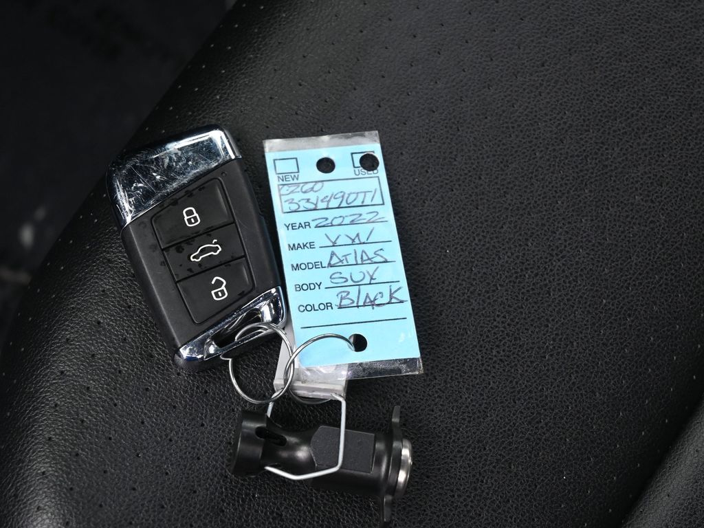 Used 2022 Deep Black Volkswagen 2.0T SE image 19