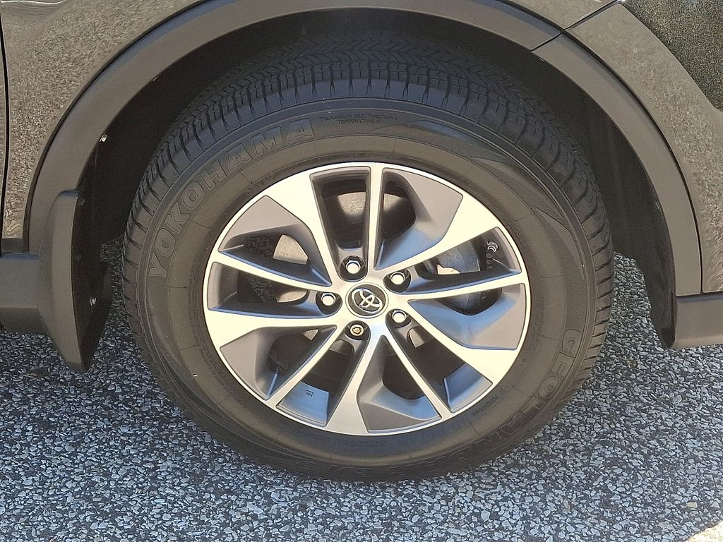2016 Toyota RAV4 XLE 8