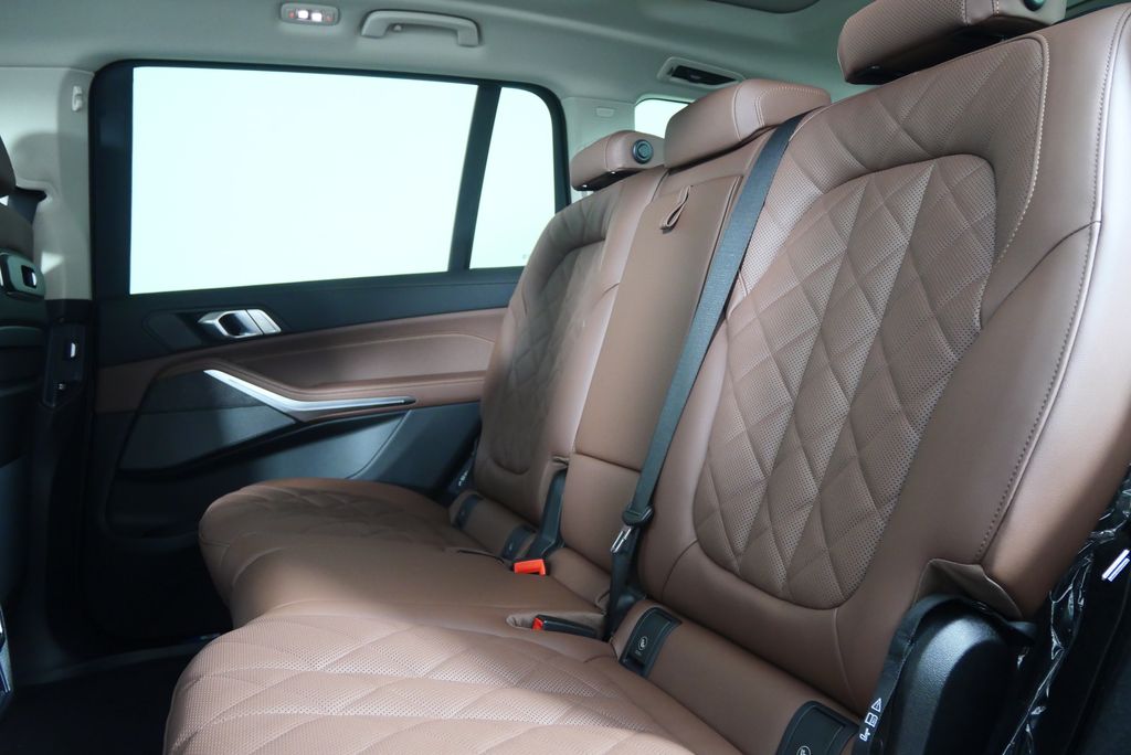 Thumbnail: 2026 BMW X7 - 16