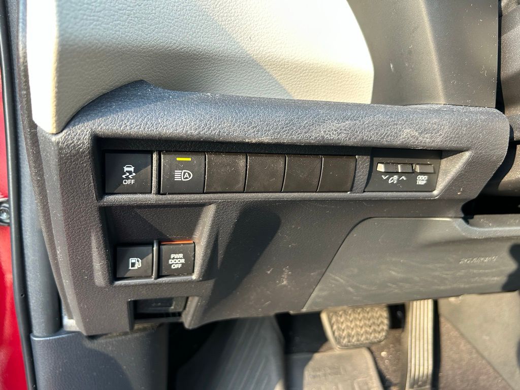 Thumbnail: 2021 Toyota Sienna - 19