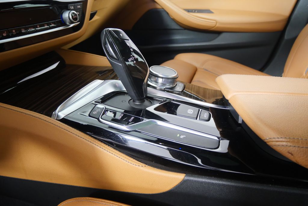 2018 BMW 5 Series 530i 25