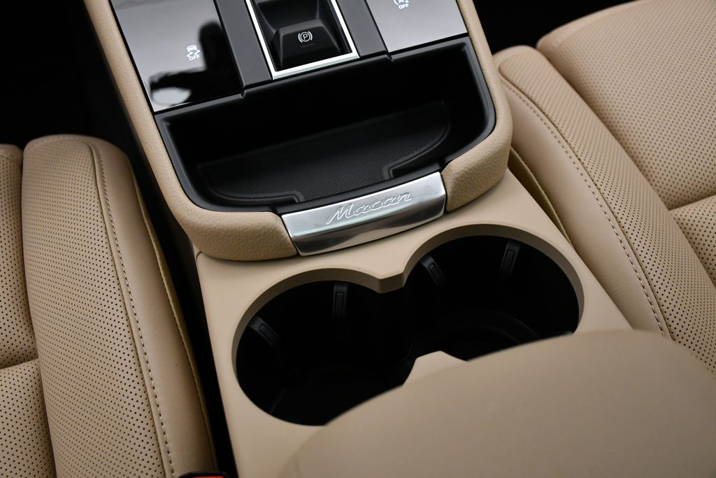 Thumbnail: 2026 Porsche Macan - 32