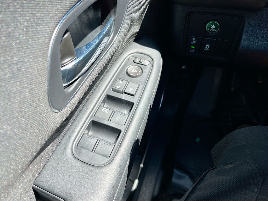 Used 2022 White Honda EX image 17