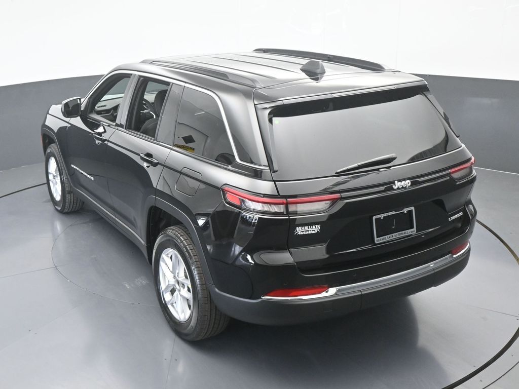 New 2026 Diamond Black Crystal Pearlcoat Jeep Laredo X image 47
