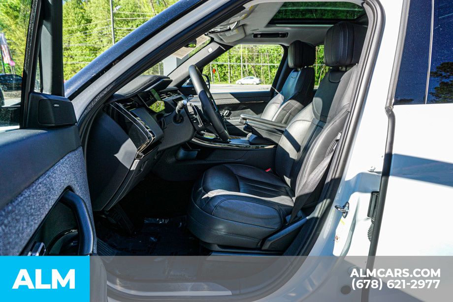Used 2023 White Land Rover SE image 19