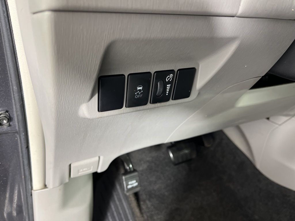 Thumbnail: 2015 Toyota Prius v - 32