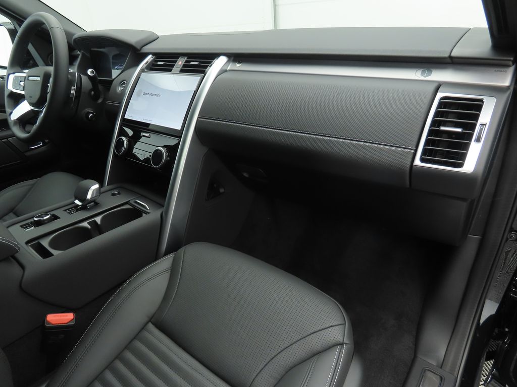 Thumbnail: 2026 Land Rover Discovery - 17