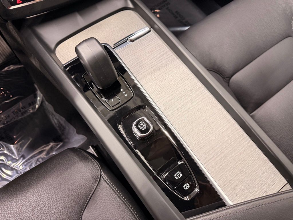 Thumbnail: 2025 Volvo XC60 - 18