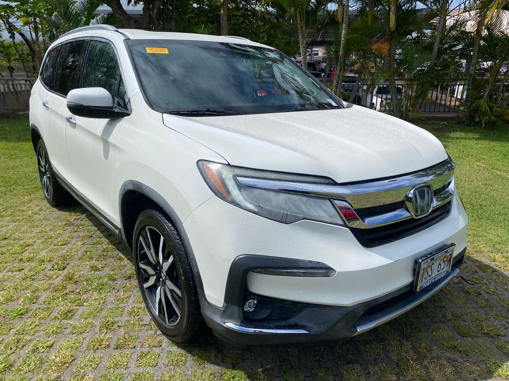 White 2019 Honda Pilot Touring FWD with Rear Captain's Chairs SUV / Crossover Front-Wheel Drive 9-Speed Automatic