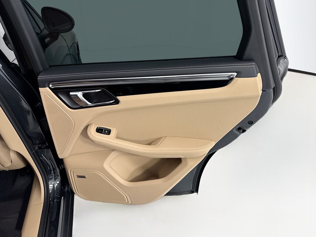 Thumbnail: 2026 Porsche Macan - 27