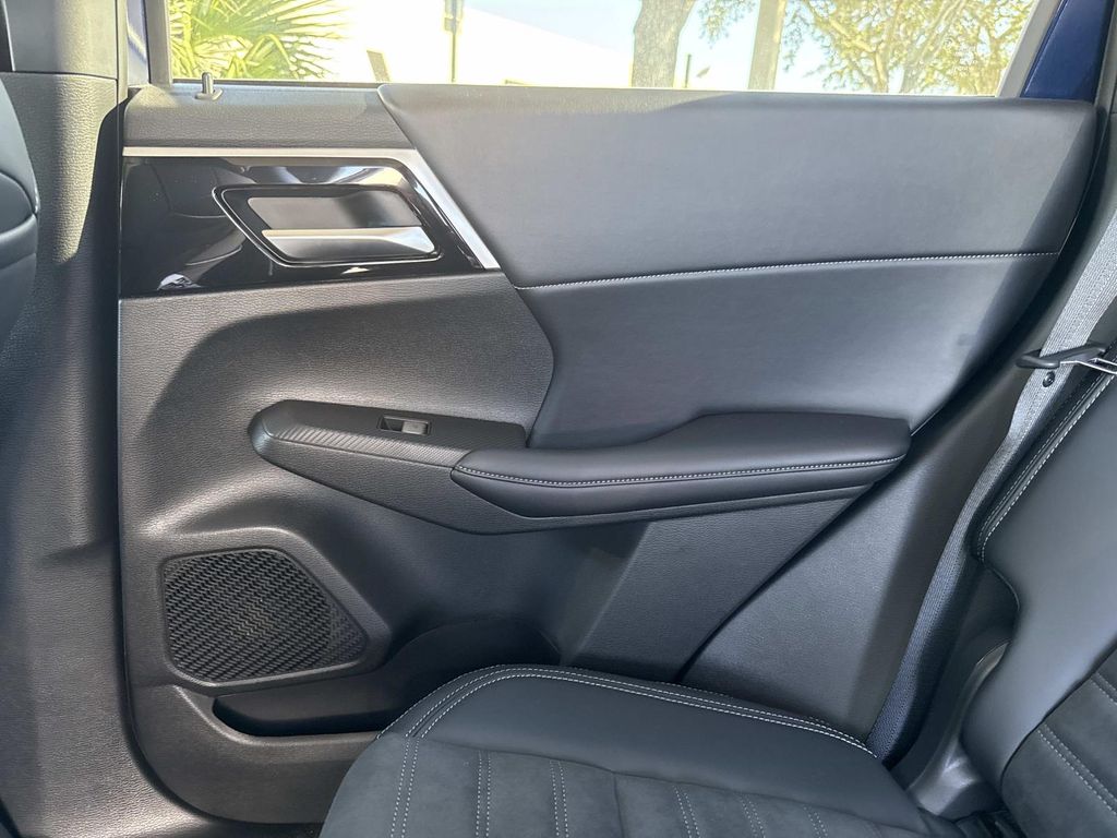 2025 Mitsubishi Outlander Plug-in Hybrid SE - Photo 16