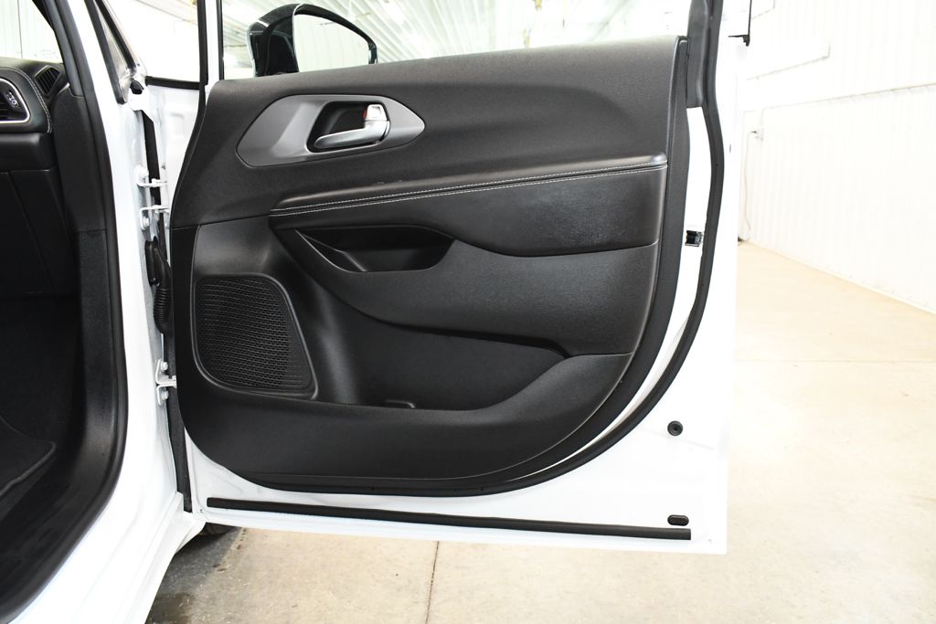 Used 2026 White Chrysler Select image 23