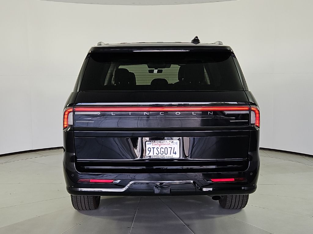 Thumbnail: 2025 Lincoln Navigator L - 8