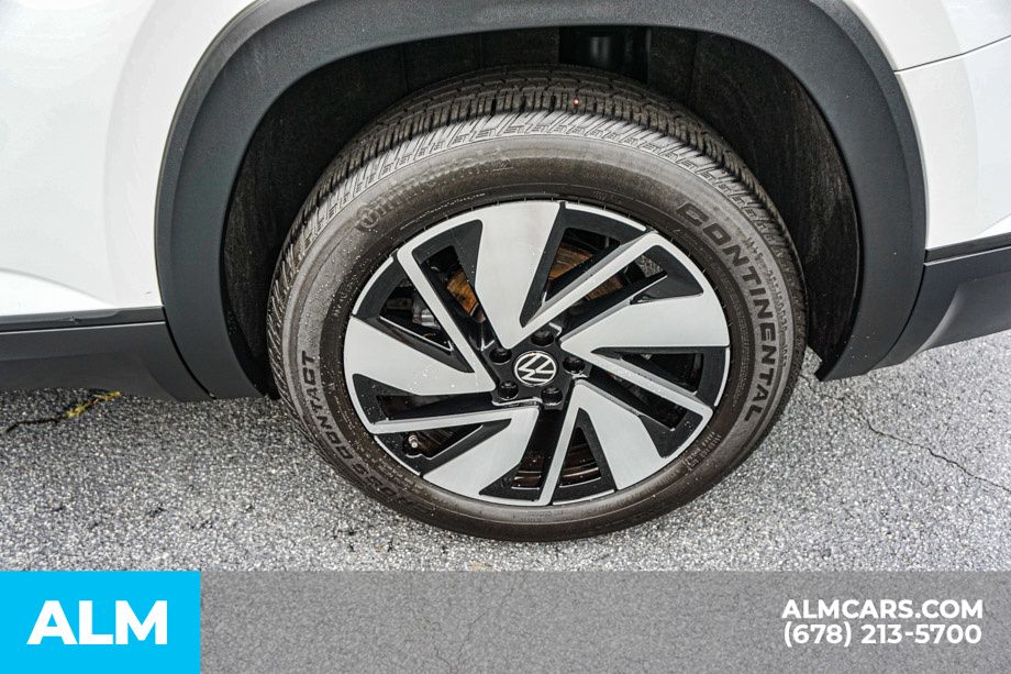 Used 2025 White Volkswagen 2.0T SE w/Technology image 17
