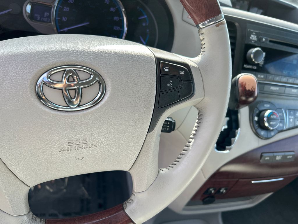 2014 Toyota Sienna XLE 15