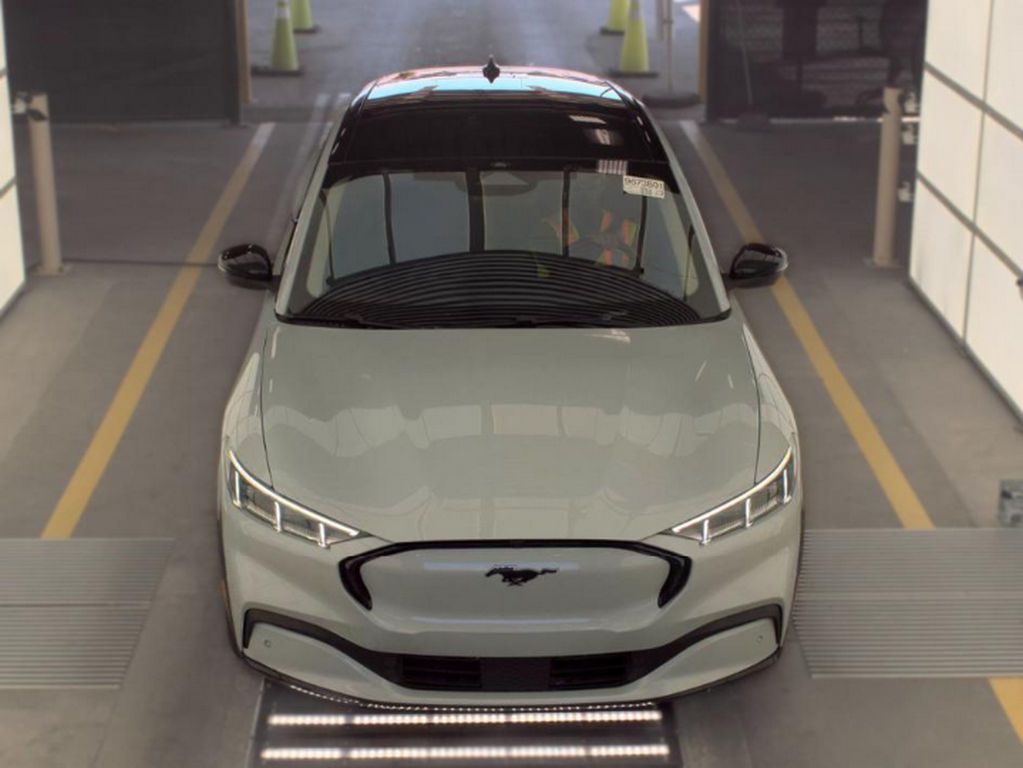 Used 2023 White Ford Premium image 3