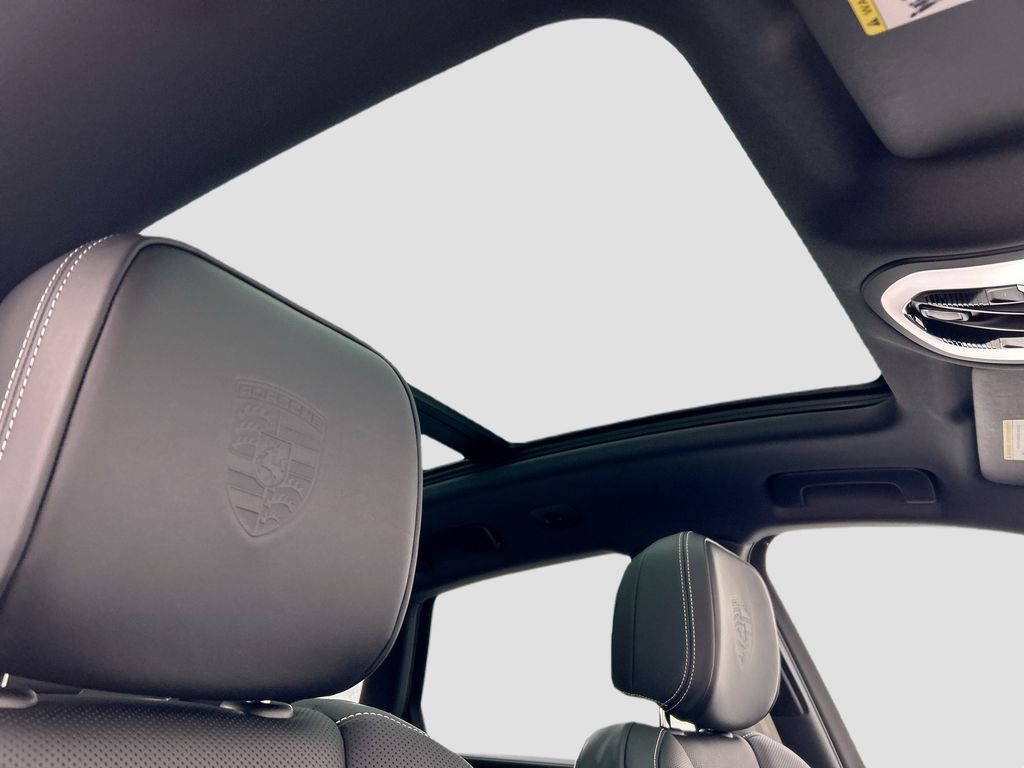 Thumbnail: 2026 Porsche Macan - 21