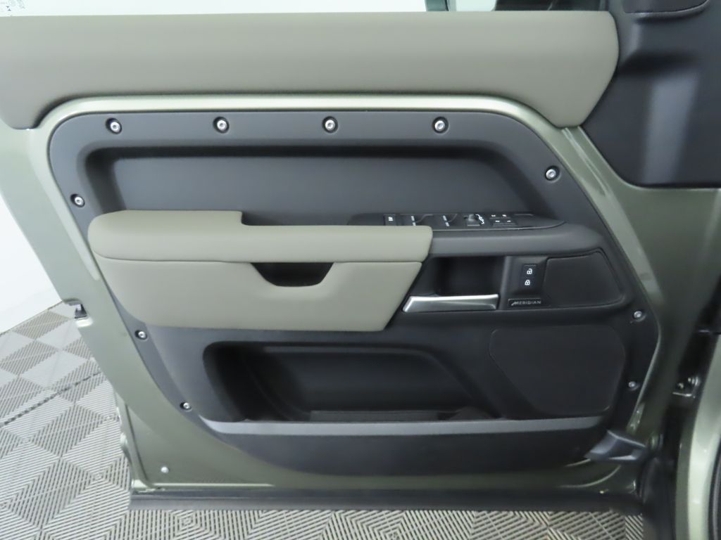 2025 Land Rover Defender 110 26