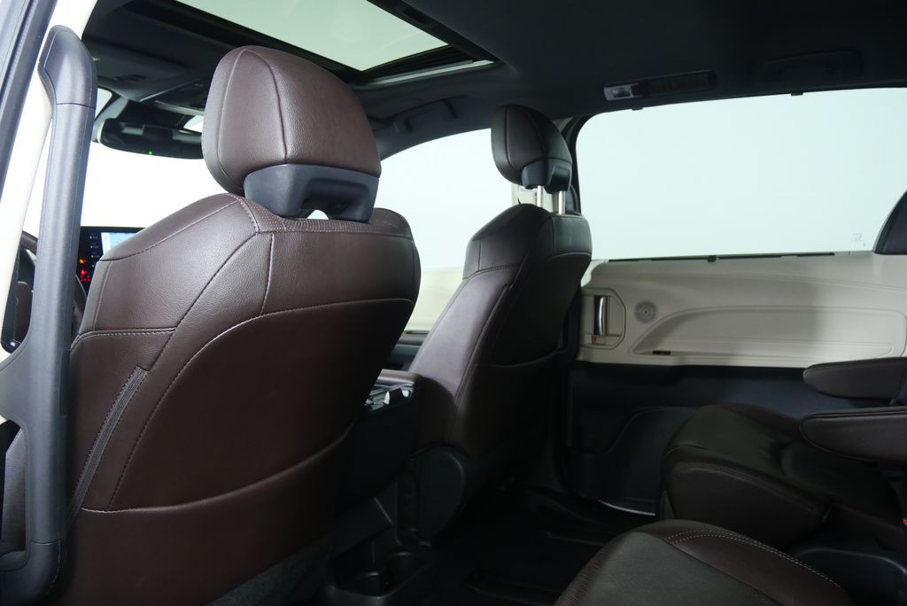 Thumbnail: 2022 Toyota Sienna - 18