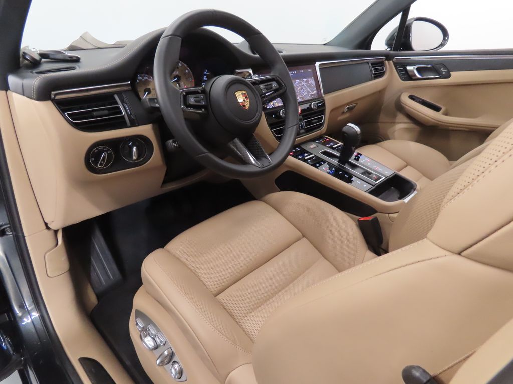 Thumbnail: 2026 Porsche Macan - 4
