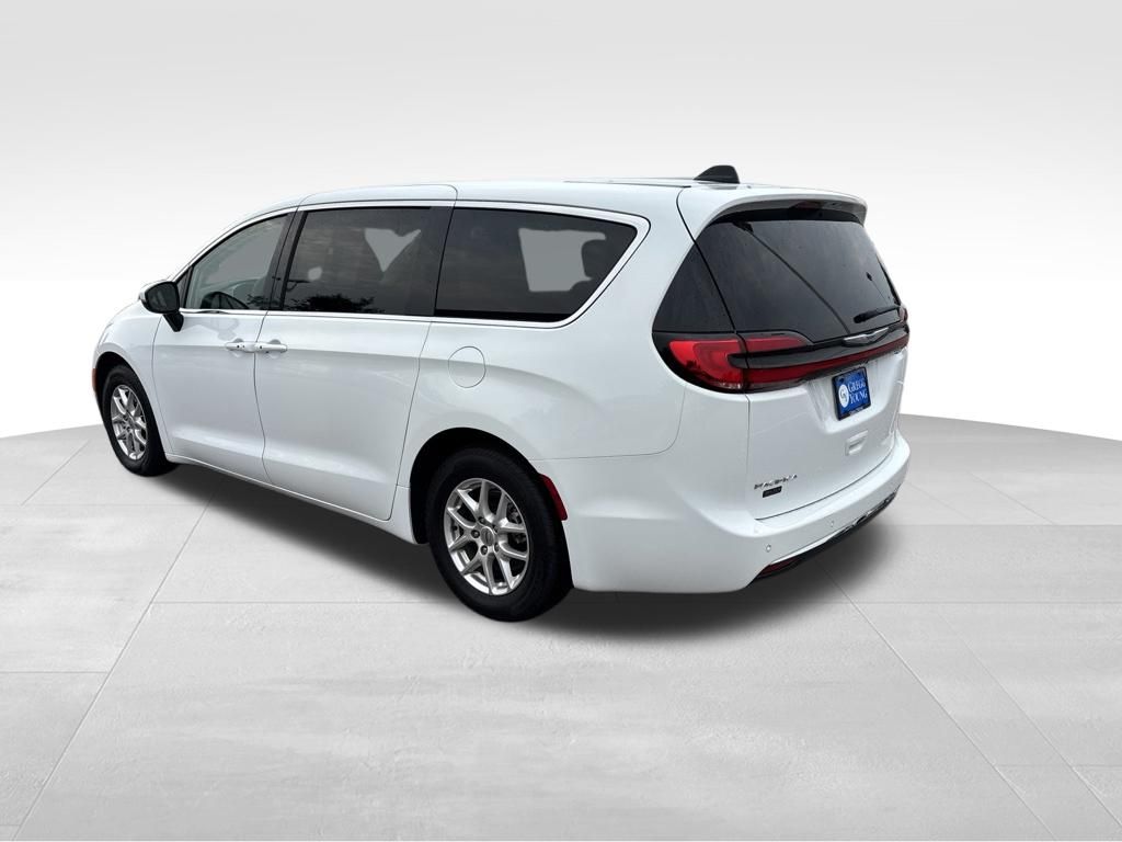 Used 2023 Chrysler Pacifica Van