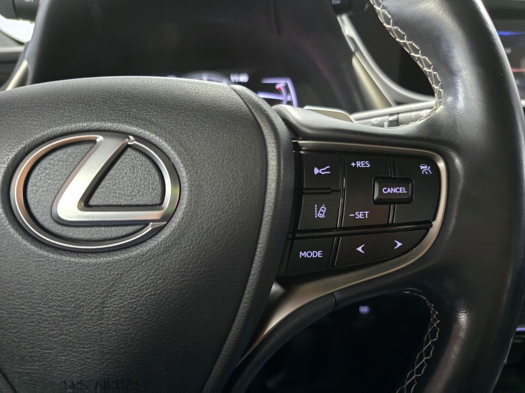Thumbnail: 2021 Lexus ES - 17