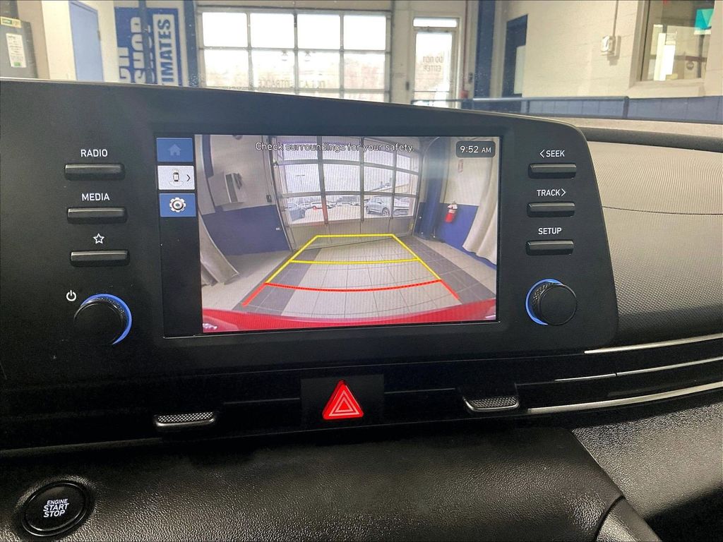 2025 Hyundai Elantra — photo 19