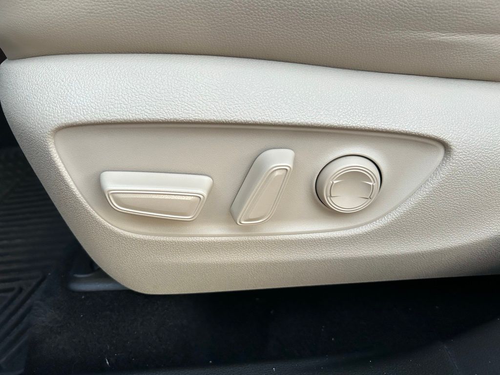 Thumbnail: 2022 Toyota Highlander - 17